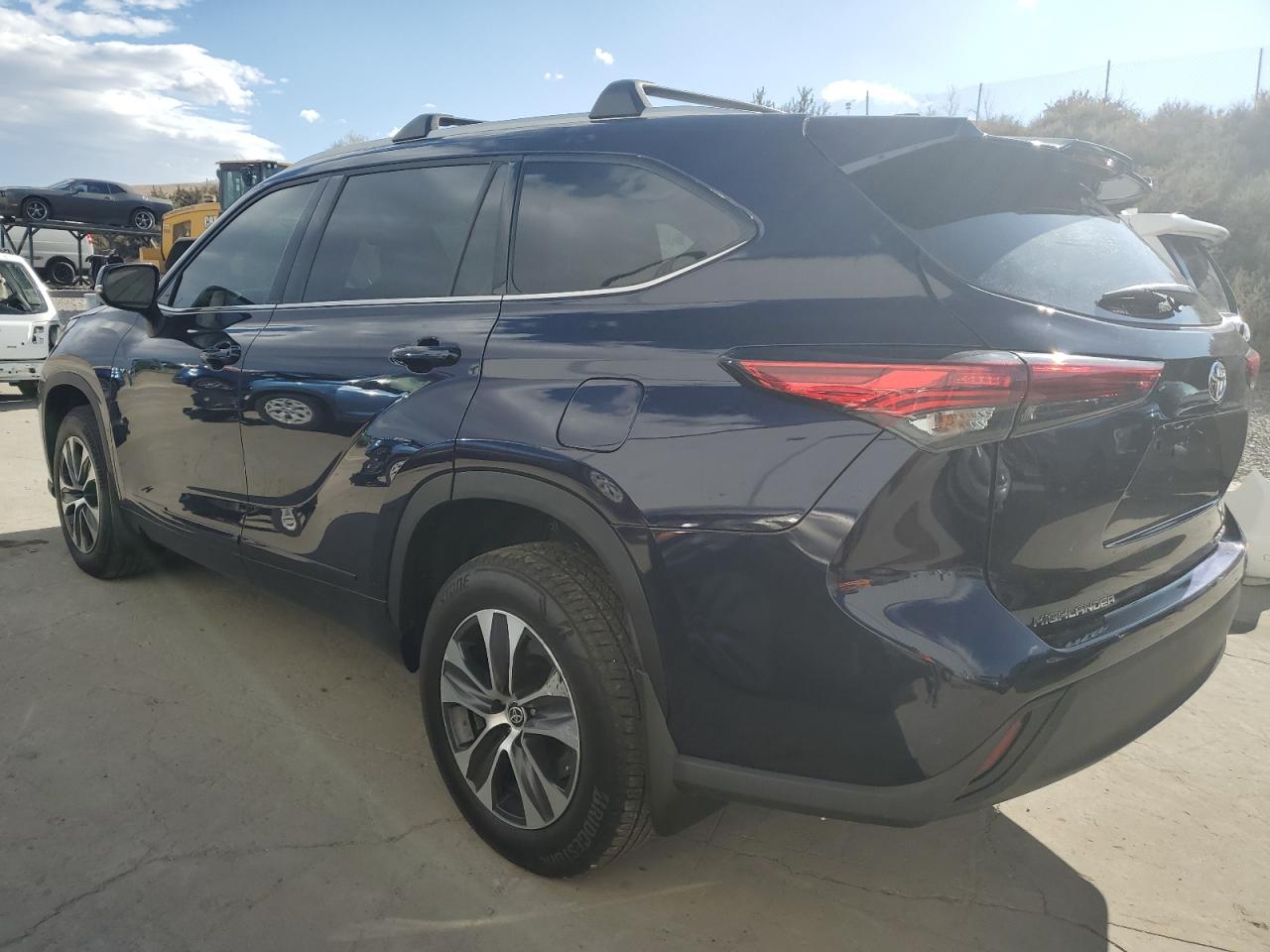 2022 TOYOTA HIGHLANDER XLE VIN:5TDHZRBH9NS200038