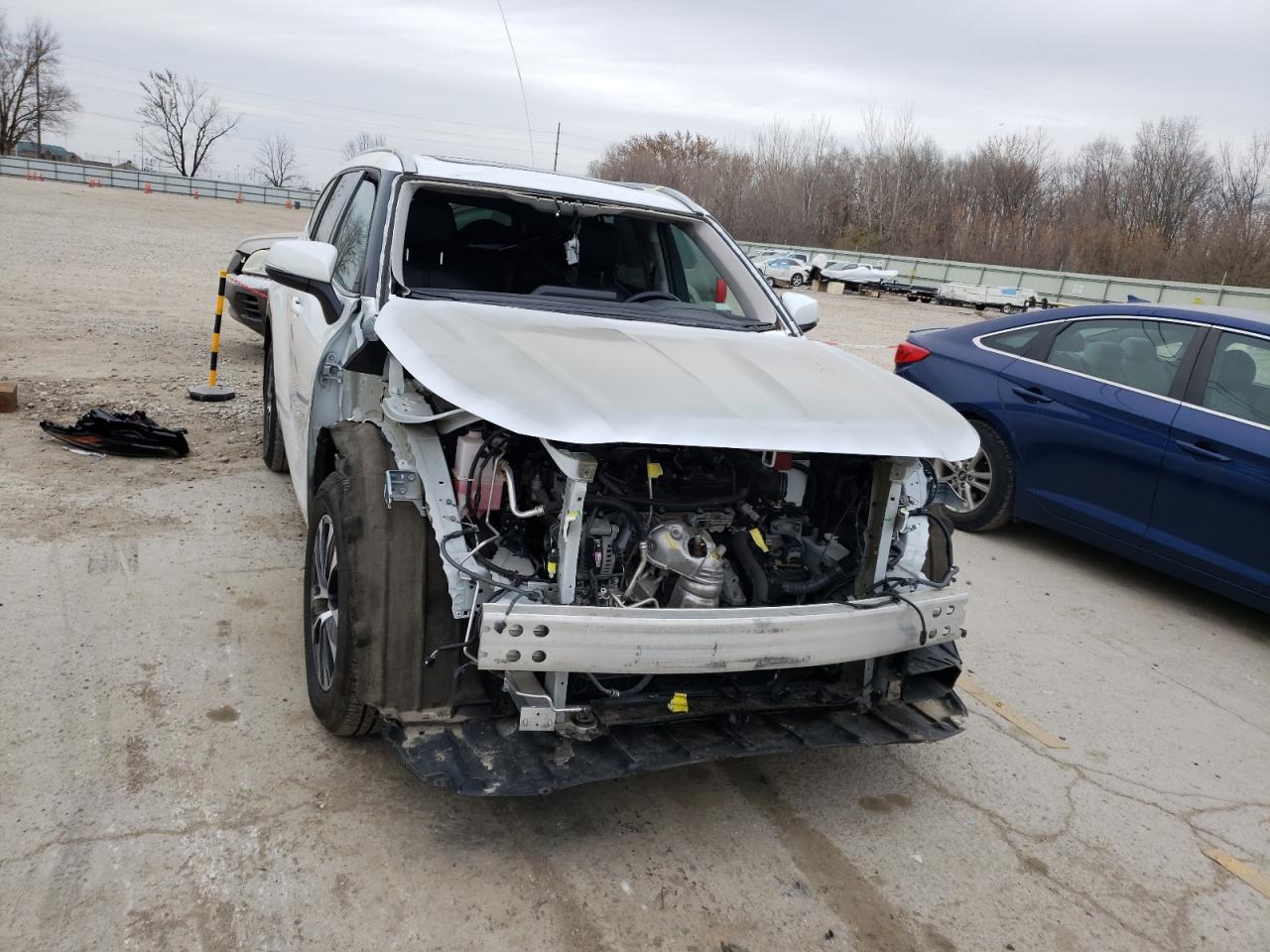 2022 TOYOTA HIGHLANDER XLE VIN:5TDHZRBH4NS172777