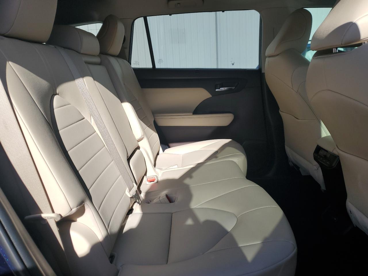 2022 TOYOTA HIGHLANDER XLE VIN:5TDHZRBH9NS200038