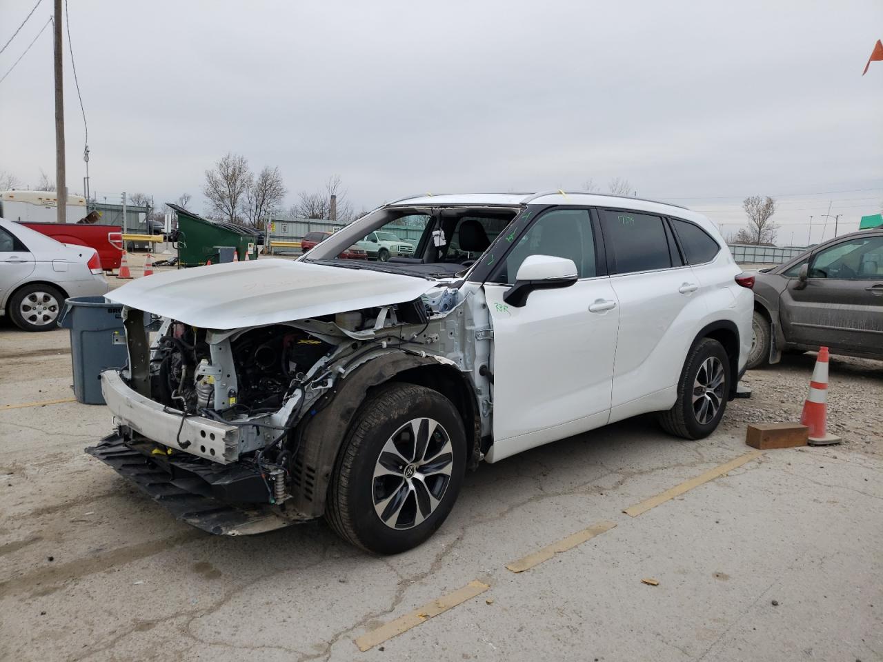 2022 TOYOTA HIGHLANDER XLE VIN:5TDHZRBH4NS172777