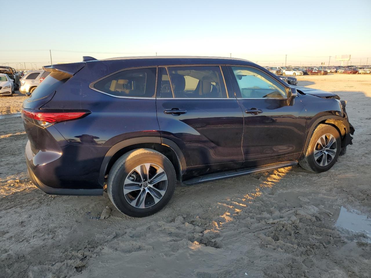 2022 TOYOTA HIGHLANDER XLE VIN:5TDHZRAH4NS557001