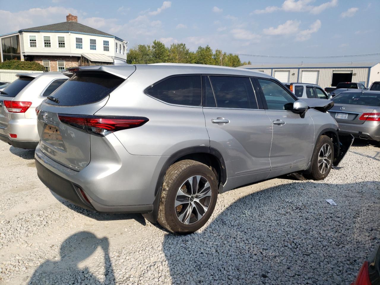 2022 TOYOTA HIGHLANDER XLE VIN:5TDGZRBH9NS230183