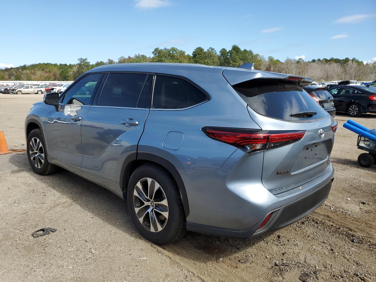 2022 TOYOTA HIGHLANDER XLE VIN:5TDGZRAH4NS135404