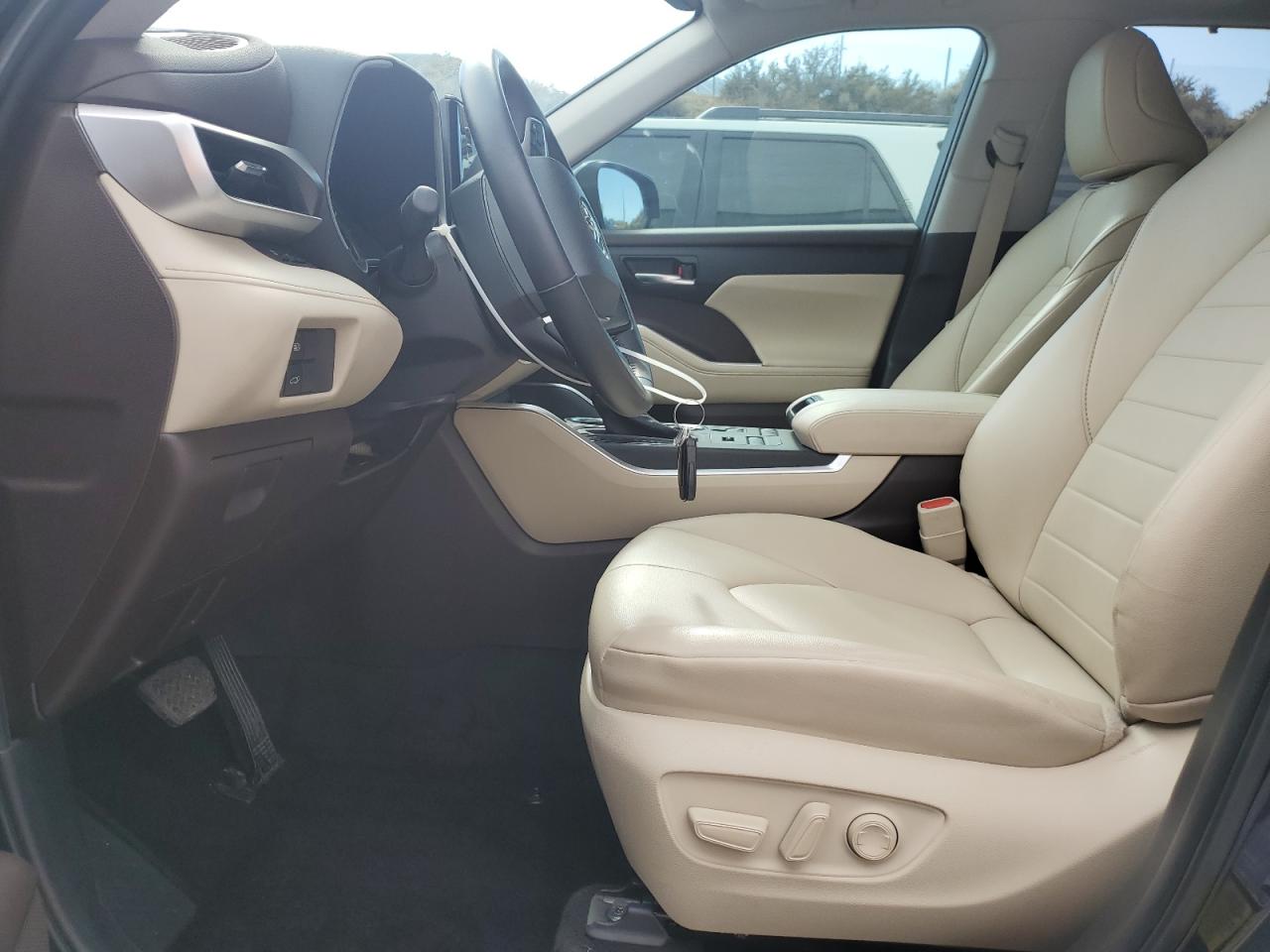 2022 TOYOTA HIGHLANDER XLE VIN:5TDHZRBH9NS200038