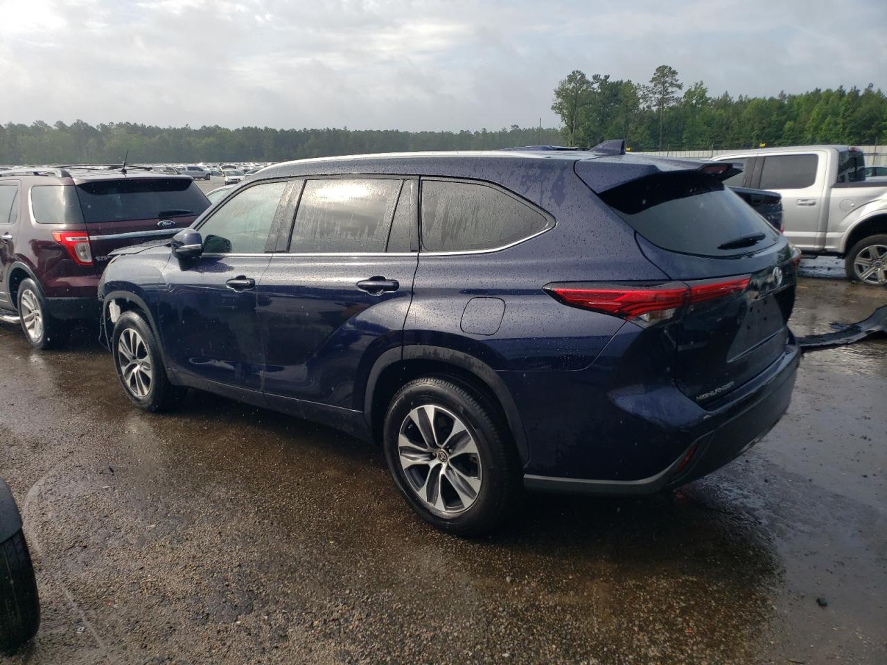 2022 TOYOTA HIGHLANDER XLE VIN:5TDGZRAHXNS132152