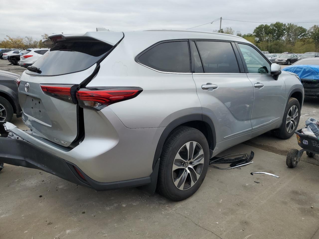 2022 TOYOTA HIGHLANDER XLE VIN:5TDGZRBH1NS578544