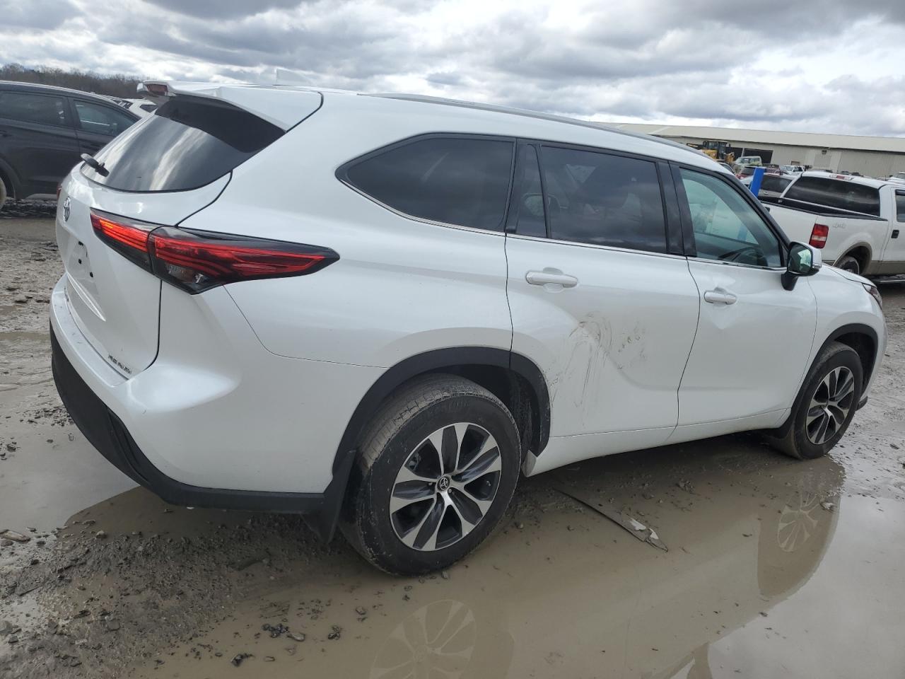 2022 TOYOTA HIGHLANDER XLE VIN:5TDGZRBH7NS199435