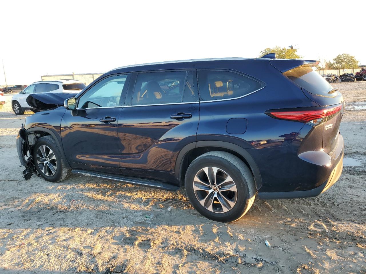 2022 TOYOTA HIGHLANDER XLE VIN:5TDHZRAH4NS557001