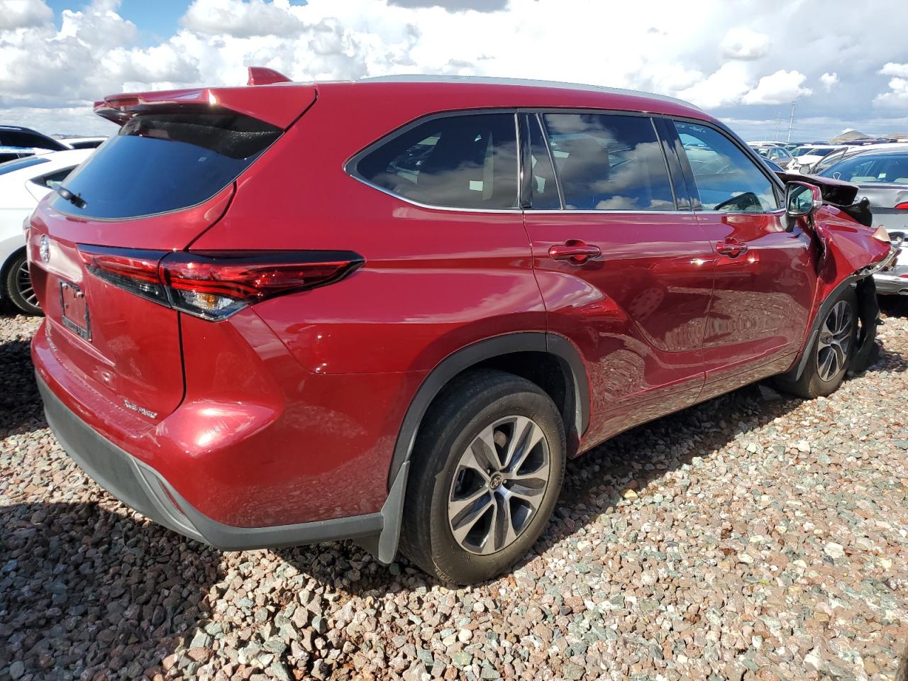 2022 TOYOTA HIGHLANDER XLE VIN:5TDHZRBH7NS577659