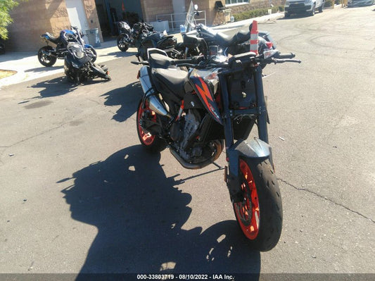 2022 KTM 890 DUKE R VIN: VBKTU9407NM830487