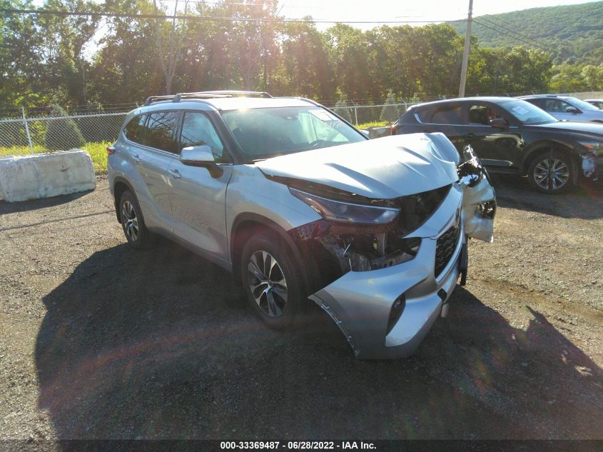 2022 TOYOTA HIGHLANDER XLE VIN: 5TDGZRBH5NS578739