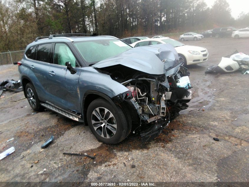 2022 TOYOTA HIGHLANDER XLE VIN: 5TDGZRAH3NS136611