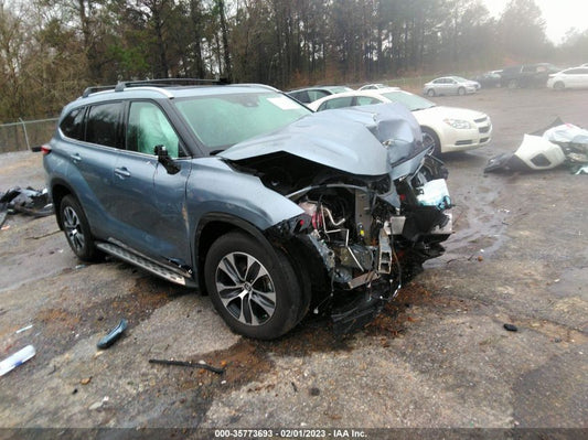 2022 TOYOTA HIGHLANDER XLE VIN: 5TDGZRAH3NS136611