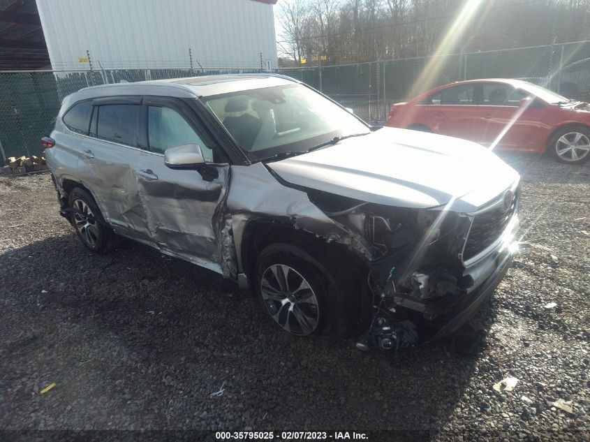 2021 TOYOTA HIGHLANDER XLE VIN: 5TDHZRBHXMS154184