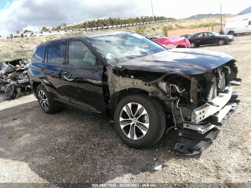 2022 TOYOTA HIGHLANDER XLE VIN: 5TDHZRBHXNS593399