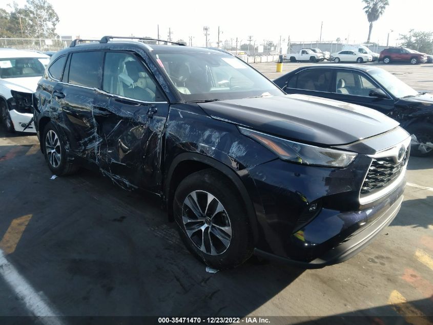 2022 TOYOTA HIGHLANDER XLE VIN: 5TDHZRBHXNS228074