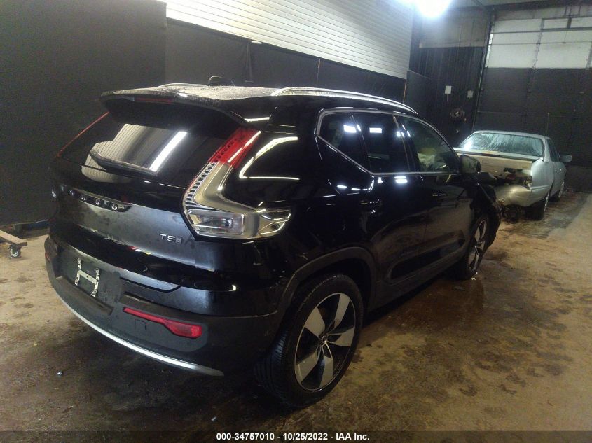 2022 VOLVO XC40 MOMENTUM VIN: YV4162UK4N2661100