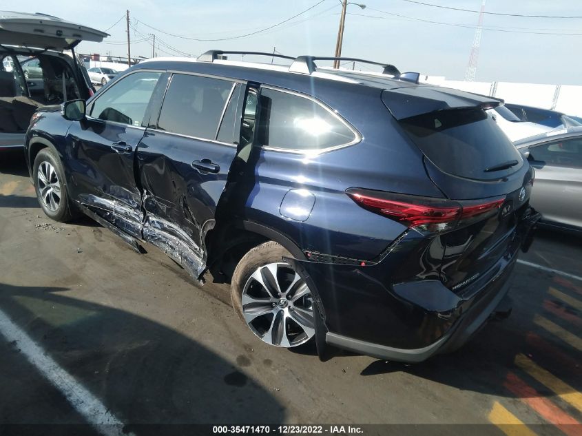 2022 TOYOTA HIGHLANDER XLE VIN: 5TDHZRBHXNS228074