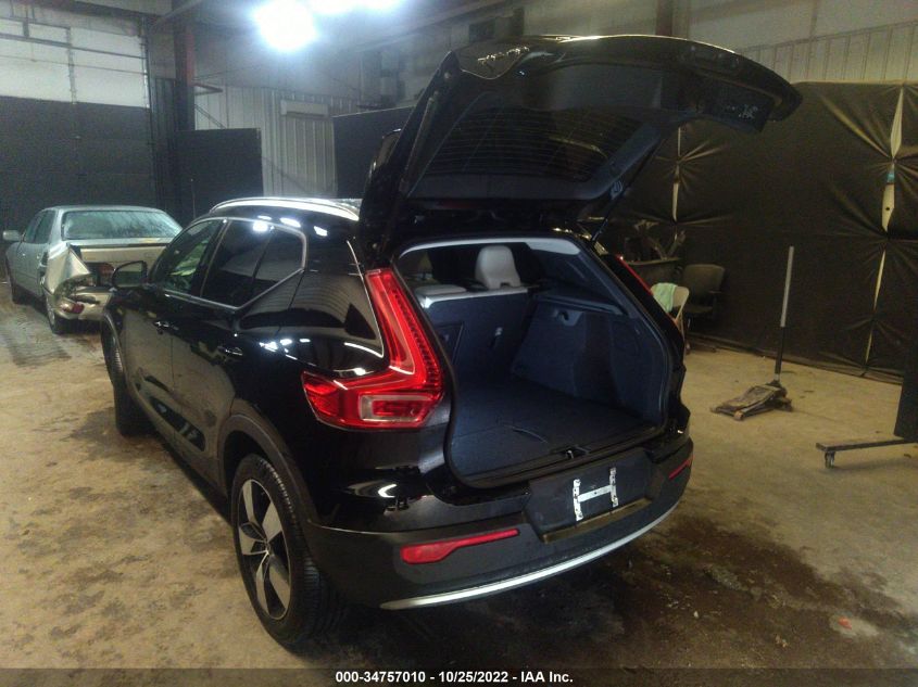 2022 VOLVO XC40 MOMENTUM VIN: YV4162UK4N2661100