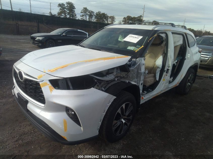 2022 TOYOTA HIGHLANDER XLE VIN: 5TDGZRBH8NS580002